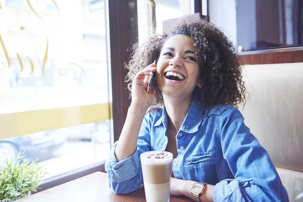 Femme parlant sur téléphone mobile — Photo