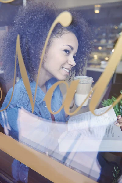 Chica bebiendo café y leyendo libro — Foto de Stock