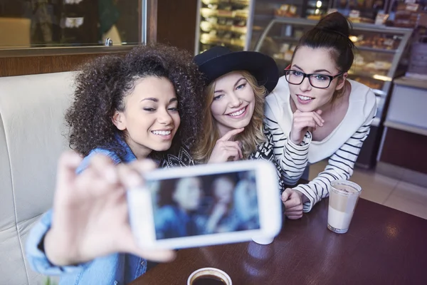 Groupe d'amis prenant selfie sur téléphone mobile — Photo