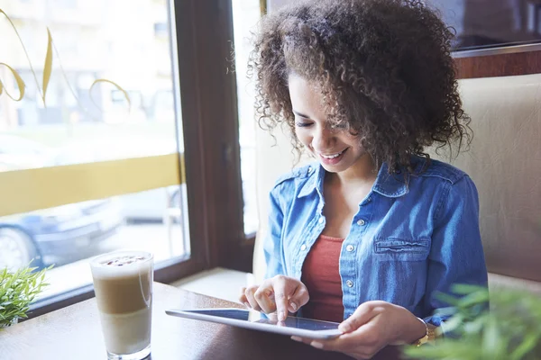 Menina usando tablet digital no café — Fotografia de Stock