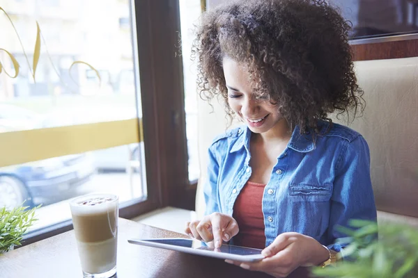 Fille en utilisant une tablette numérique dans le café — Photo