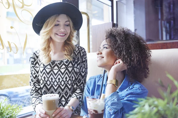 Girls drinking coffee in cafe — Stock Photo, Image