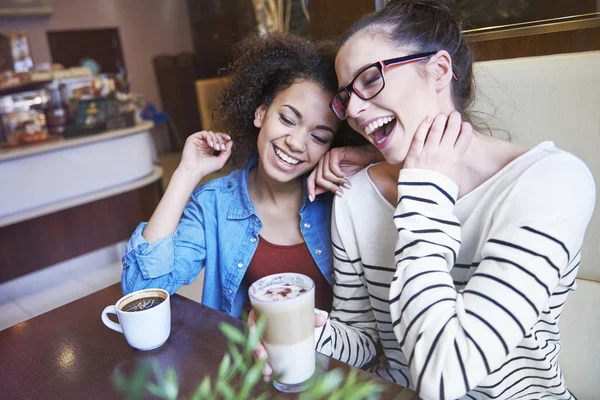 Vänner som dricker kaffe på kafé — Stockfoto