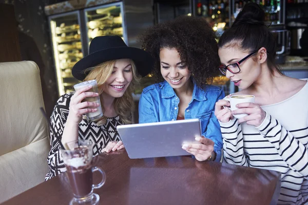 Freundeskreis nutzt gemeinsam digitales Tablet — Stockfoto