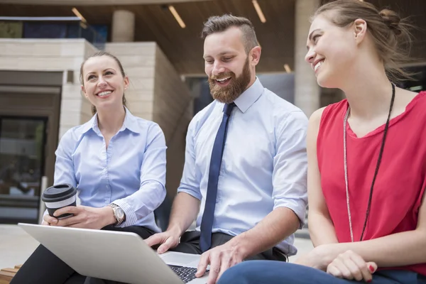 Successful business people smiling — Stockfoto