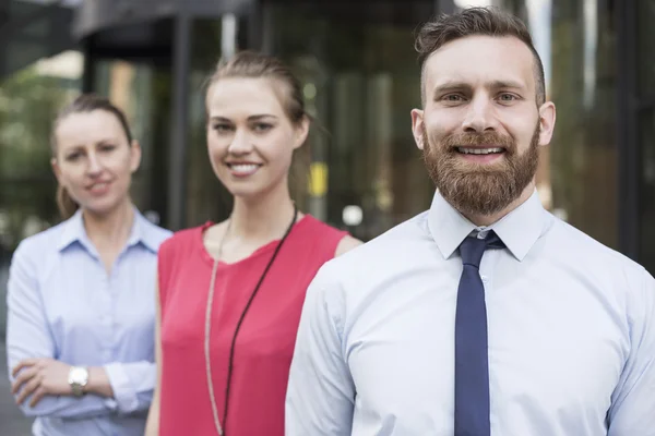 Erfolgreiche Geschäftsleute lächeln — Stockfoto