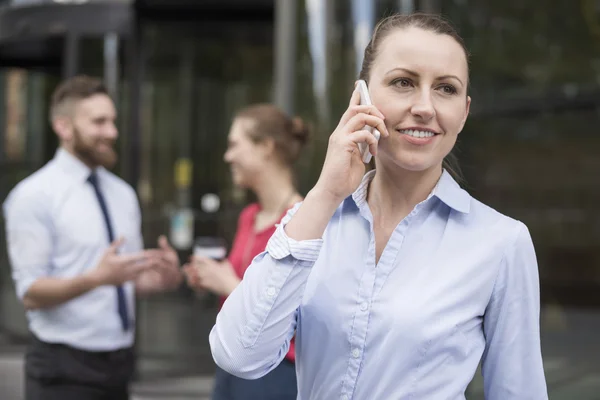 Empresária de sucesso falando ao telefone — Fotografia de Stock