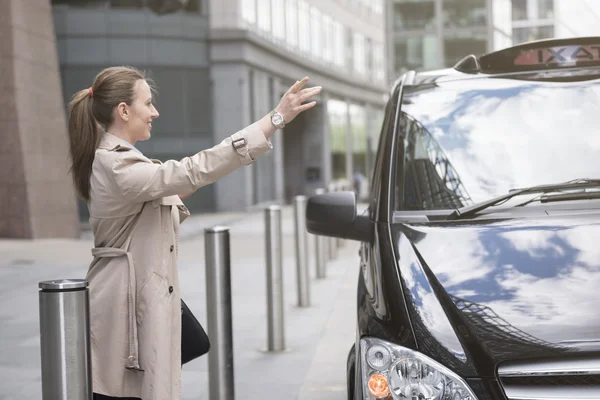 Successful businesswoman catching cab — Stock Photo, Image