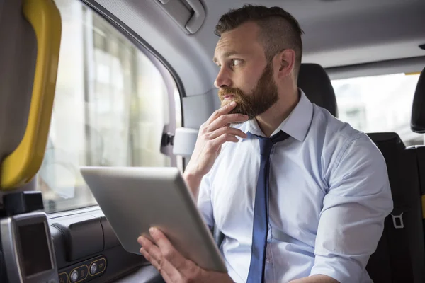 Homme d'affaires prospère avec tablette — Photo