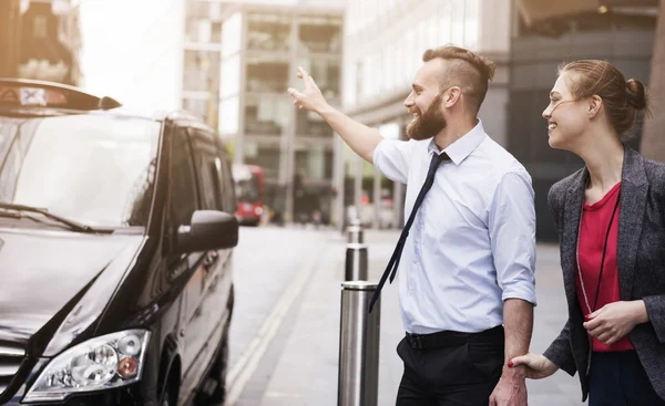 Успішний бізнесмен спіймав таксі — стокове фото