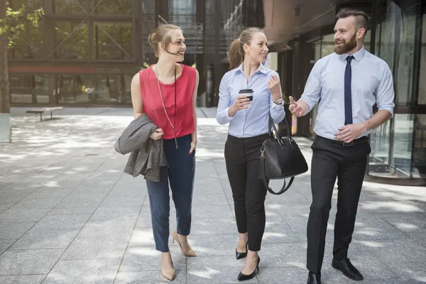 Successful business people outside — Stock Photo, Image