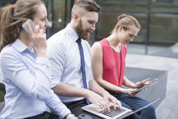 Des gens d'affaires prospères avec des gadgets — Photo