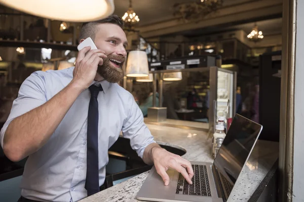 Sukcesy biznesmen z telefonu — Zdjęcie stockowe