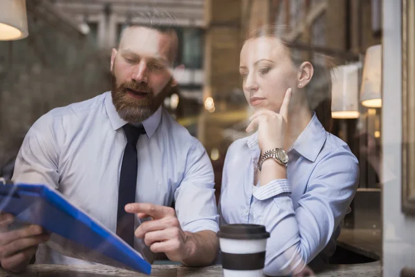 Framgångsrika affärsmän consulting — Stockfoto