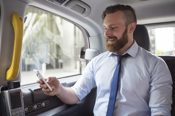 Un exitoso hombre de negocios en taxi — Foto de Stock