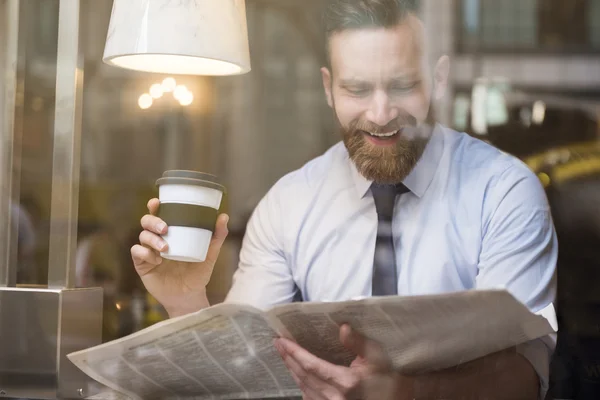 Successful businessman reading newspaper — Stockfoto