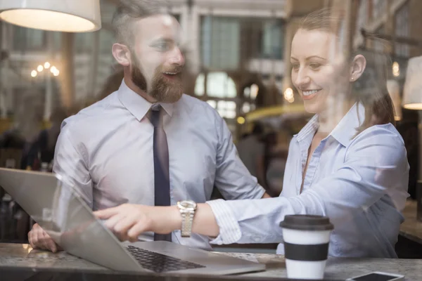 Successful business people in cafe with laptop — Stockfoto