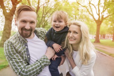 oğlu ile parkta genç aile