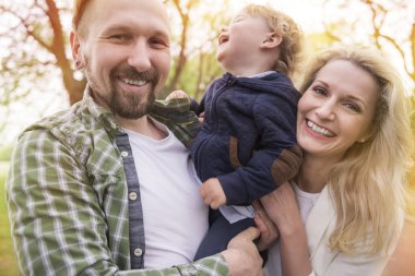 oğlu ile parkta genç aile