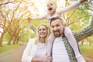 kızı ile parkta genç aile