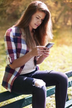Akıllı telefonlu güzel bir kadın.
