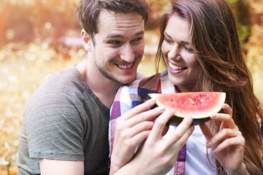 iki karpuz yeme aşk içinde