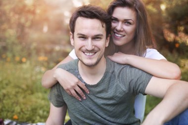 Romantik Çift sarılma ve gülümseyerek