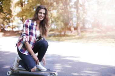 genç kadın poz skate haritasında