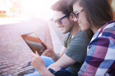 Çift dijital tablet tutarak aşık
