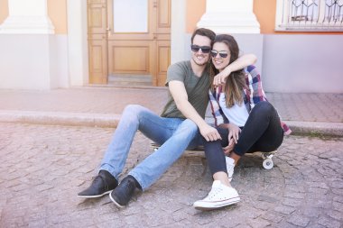 Şehir yolda oturan genç Çift