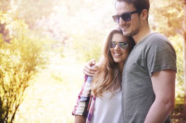 genç bir çift güneş gözlüğü