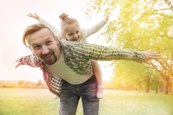 Padre e figlia nel parco — Foto Stock