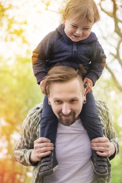 Pai com filho no parque — Fotografia de Stock