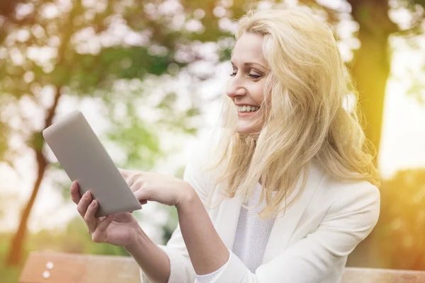 Mulher bonita com tablet — Fotografia de Stock