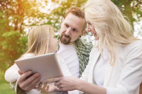 Junge Familie mit Tochter im Park — Stockfoto