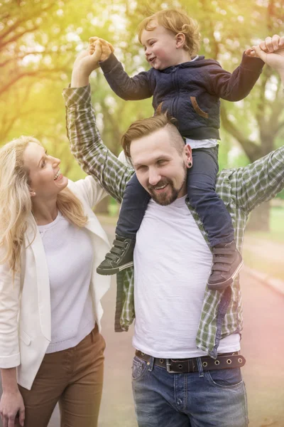 息子と一緒に公園で若い家族 — ストック写真