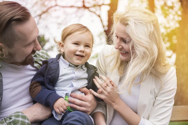 Oğlu ile parkta genç aile — Stok fotoğraf