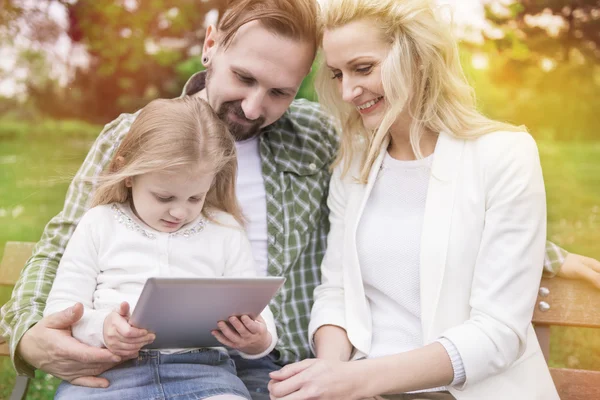 Giovane famiglia in parco con figlia — Foto Stock