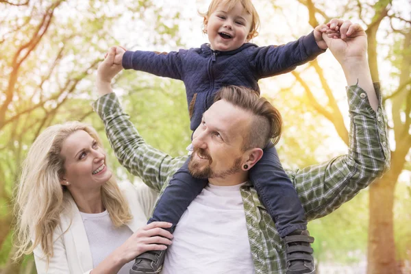 Família feliz no parque com filho — Fotografia de Stock