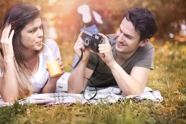 Couple amoureux prendre des photos dans le parc — Photo