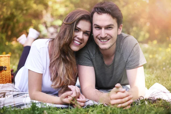 Couple en amour câlin dans le parc — Photo