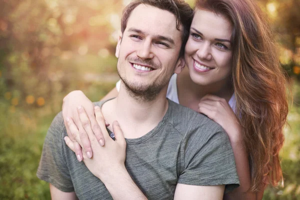 Couple en amour câlin dans le parc — Photo