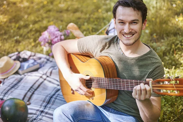 Hombre con guitarra en el parque — Foto de Stock