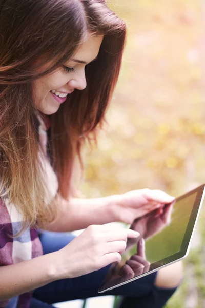 Belle jeune femme avec tablette — Photo