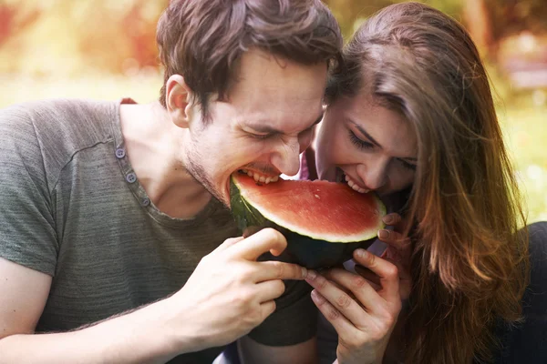 Pareja enamorada comiendo sandía —  Fotos de Stock