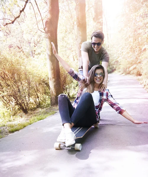 Paar verliefd rijden skate — Stockfoto