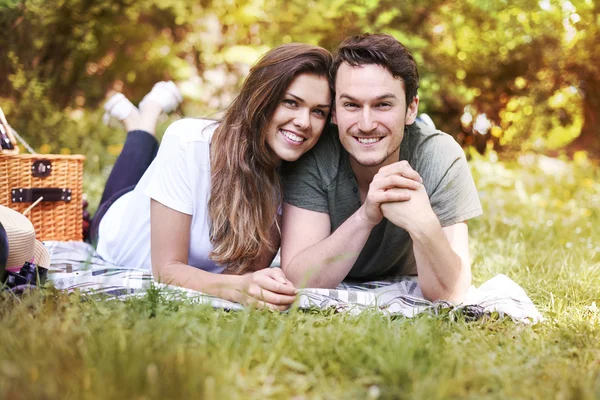 Couple amoureux couché sur l'herbe — Photo