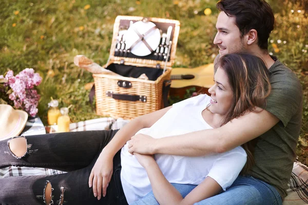 Romantisch paar op picknick — Stockfoto
