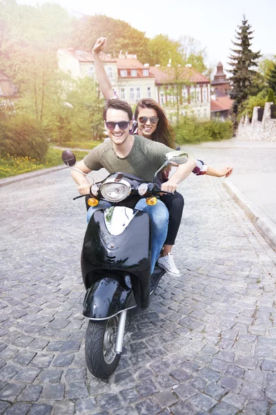 Paar fährt Fahrrad und hat Spaß — Stockfoto