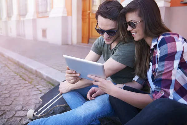 Paar in liefde met digitale tablet — Stockfoto